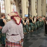 /media/orig/In-de-Sint-Janskathedraal-werd-de-groep-deelnemers-naar-voren-geleid-door-een-ketting-van-dansers.jpg