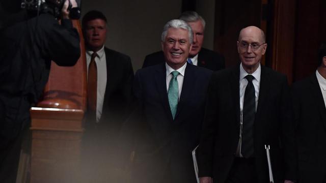 President Henry B. Eyring (rechts), eerste raadgever in het Eerste Presidium, en president Dieter F. Uchtdorf (links), tweede raadgever in het Eerste Presidium, komen op zaterdag 30 september 2017 aan voor de zaterdagmorgenbijeenkomst van de algemene conferentie.