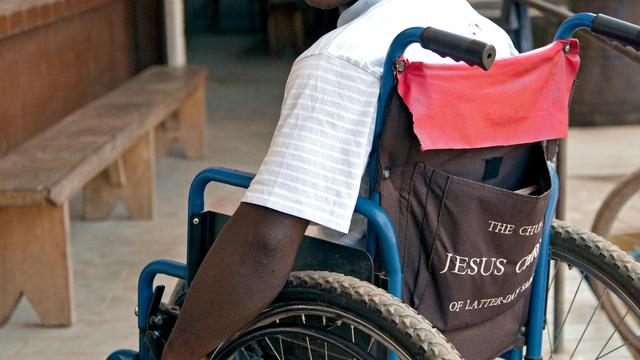 Jonge man in nieuwe rolstoel LDS Charitie