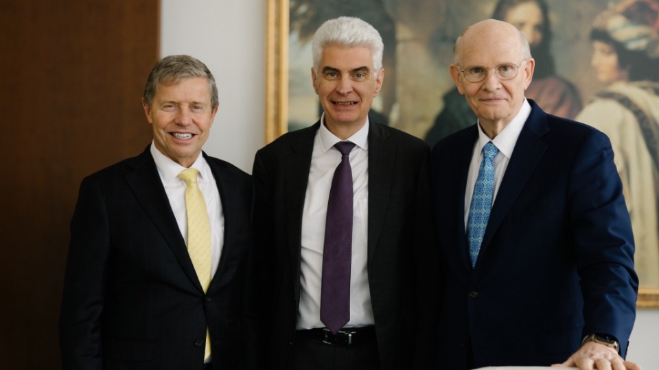 Boodschappen van vrede en doelgerichtheid vinden weerklank van Boekarest tot Barcelona