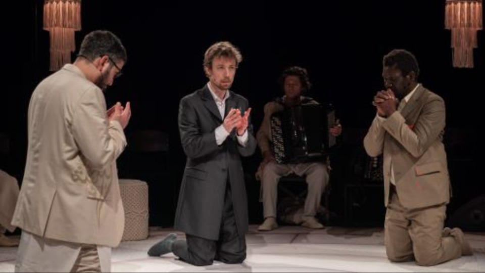 Theatervoorstelling Haarlem_as I left my Fathers House_praying on knees