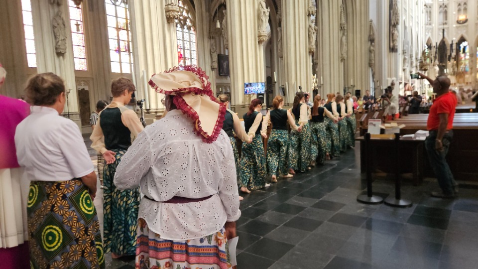 In-de-Sint-Janskathedraal-werd-de-groep-deelnemers-naar-voren-geleid-door-een-ketting-van-dansers.jpg
